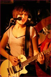 Sophie Skills (guit, voc)